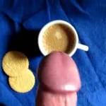 Dedicated to some beautiful swallowing girls shellyins8iable, lordofthetrance, Brasil83, foodchain11, texslut, adamnlaura ... and .. Here you get some cream for the coffee.
Café crème façon maison...