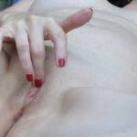 Biggi streichelt ihren Kitzler