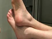 Who likes the feet of my Petra?  Wer mag die Füße meiner Petra?