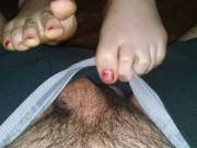 Wonderful 19 year old toes. Size 9. It's her first footjob.