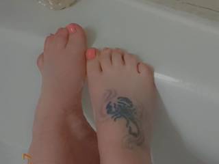 My girlfriend sexy toes in the bathtub getting ready for my load anyone else want to add there’s?