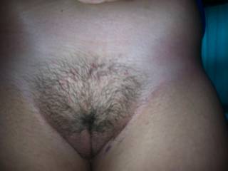 wow what a gorgeous pussy. love her neatly kept bush