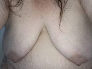 Wifey in bath tub decided to send me a pic look at them bigg tities. Yummy