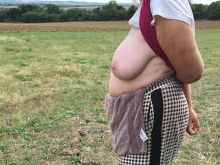 A lovely view. A lovely side boob.