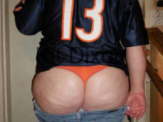 get rid of that bears jersey...........but i will take that ass :)