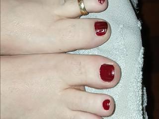 For all the foot fanciers out there, he loves my toes and loves cumming on them....kinda sexy yeah....let us know what you think 🤔 😉 MrsL xx