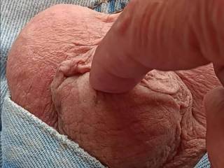 Teasing my friend lovs watching 👀 me play with my skin yum who wants more 😋