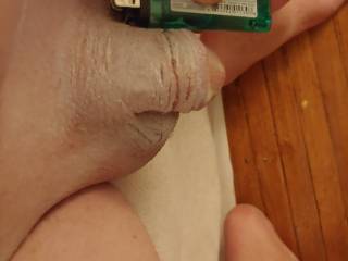 Love to masturbate with another bald babydick. Please join me