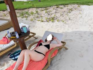 Showing off her sexy body legs and feet on the beach on vacation