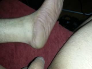 anyone else into soft cocks and wrinkly big feet?