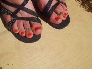 Love the toe rings and the red color!