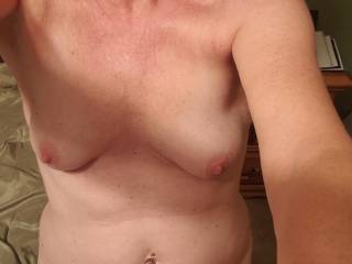 Naked Shaved Pussy with Belly Button Piercing...

Sexy!!!