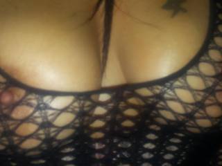 Another pic of my nice hard nipples, who likes my top ? Plz comment