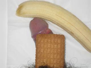 A delightful snack with banana and... OMG! an amazing cock-cookie! Hey zoig-girls, what would you taste first?
