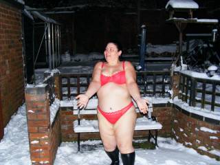Ooooh i just love snow and playing in it !! wat else can i play with ?? :)) xx