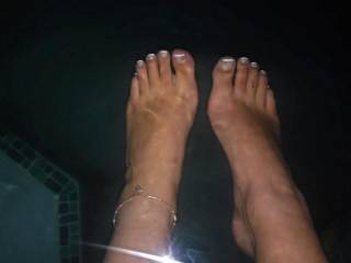 Wifey\'s sexy feet under water