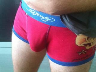 I would like what's inside, can I pt my hand I side and feel that !,,