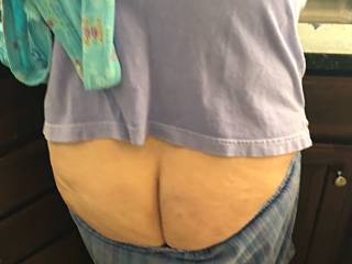 Wife was doing dishes and I played with her ass. Couldn’t help but take a pic of that ass.  Hope you like.
