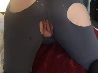Having fun with a sexy girl and an old pair of leggings