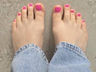 Who else wants to suck my friends beautiful toes?