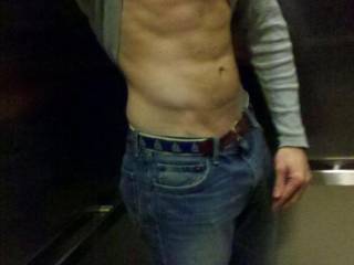 grrrr........love the abs.......now quit being a little tease, and drop those jeans...