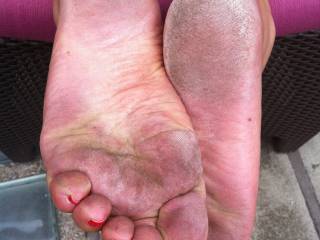 Walked around on my bare feet all day long.....
Now they need to be cleaned by a wet and warm tongue......