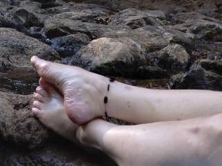 propped up on the lil waterfall rocks in my float...hubby likes pretty feet so he took this shot...anyone else into pretty feet?