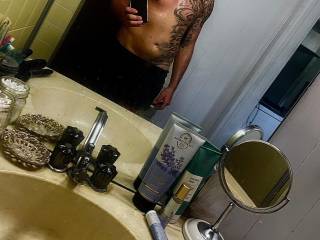 Looking for southernbell that has some nice titties, fat ass, shaved tight pussy