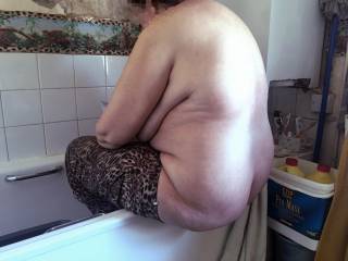 Chuckling as she rests on the edge of his bath. The photographer asked her to \'get ready\' in here, and handed her a list of poses he wanted. Only a few with my big tits - the topless lady said to herself - the rest are pictures of my ass and cunt !