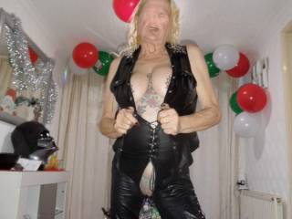 hi all
how do \\i look in leather? want to see more.
horny comments welcome
mature couple