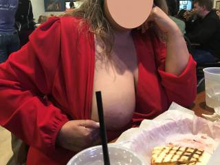PUBLIC FLASHING while at dinner with @Shayandwally. This is the view we all had with people all around us. Anyone want to join us for dinner fun?