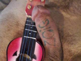 WOW !! A COCK THAT PLAYS GUITAR
AWSOME!!!