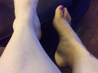 Any foot lovers out there wanna fuck and cum on my feet