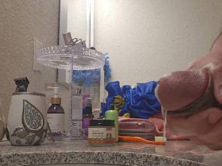 I hate jacking off alone. Would love some help and someone to clean it up