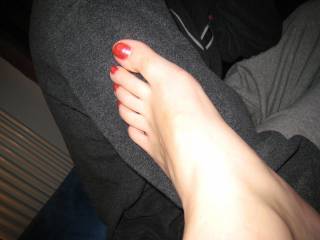 WOW! Sexy foot would love to have her wrap them around my little cock.
