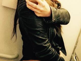 Took a quick booty pic for my zoiger fans in airplane bathroom,on my flight back 2 L.A! 
xox