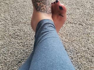 For you lovers of leggings with bare feet xo