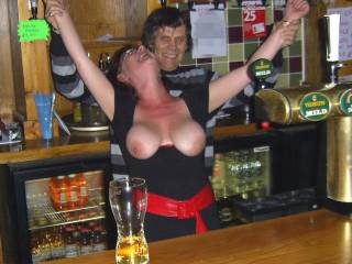 the landlord was more than happy to lett me show off my talent(s) behind his bar... Would you like service like this?