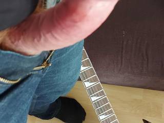 Nothing like playing with yourself wile listening to tune makes you even harder