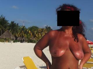 Always love to tan my oily boobs under a hot sun.Go see my men clips of me getting fuck while he jerk on it.