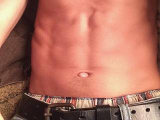 Anyone wanna kiss their way down the happy trail?!