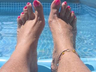 Want to play footsies 👠👟👡🩰👢
