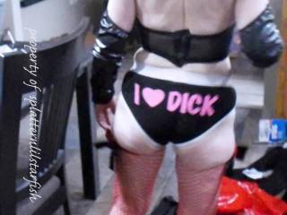 Concluding our fun I LOVE DICK photoshoot with Video Part 2 of Lil dancing to the end shakin her booty while we chat so listen along through the shitty audio/video (not the cameraman\'s fault BTW) and hope you enjoy our candid side like our sexual side?