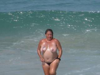 cuming back up the beach and some fish took my top.......