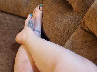 I need someone at my feet.. and between my legs 😘