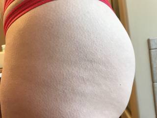 Look at that sexy ass cheek