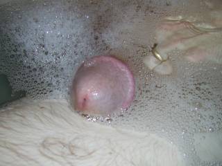 ooooh look whats popped up in the middle of the bubbles....Anyone want to soap me up?