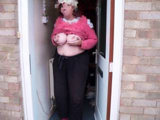 A lady with a baseball cap and big tits answers the doorbell
