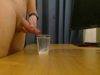 Nice load in a glass of water. Always hydrate yourselves, you sexys of Zoig!