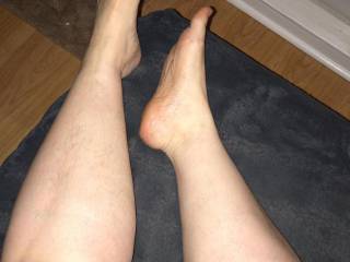 Worship my legs and kiss my feet.